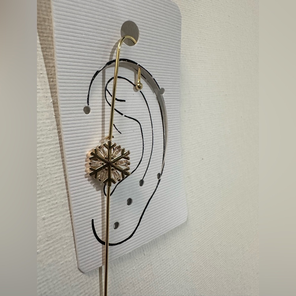 snowflake needle earring . NIP